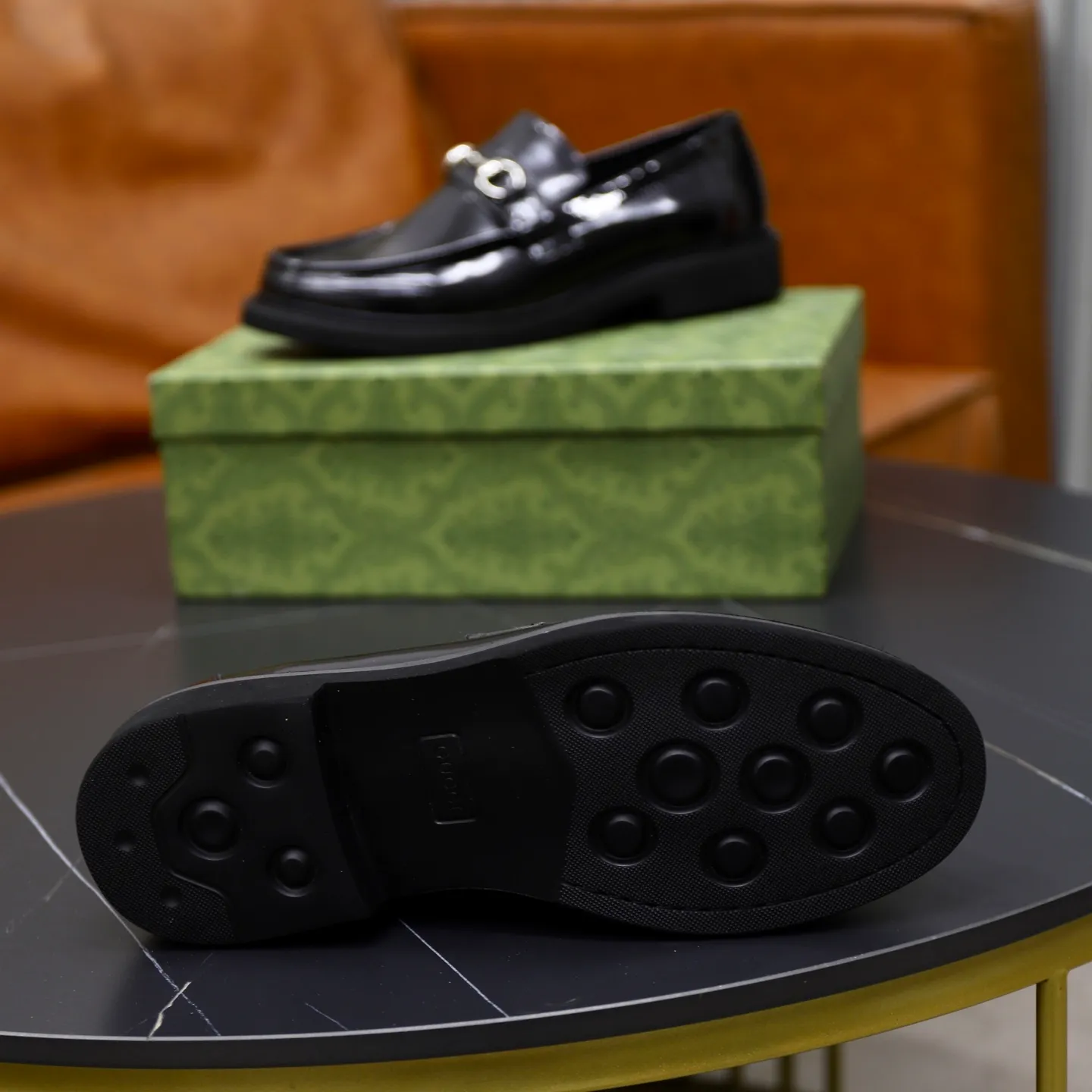Ex-factory price: 540💰🙅‍♂️🙅‍♂️🙅‍♂️ Brand: GUCCI Standard code: Men's code 38-44 (45 can be customized) Grade: Same style as the official website Original order quality Material: Original cowhide surface Comfortable cowhide lining Original outsole Style category: Men's fashionable casual leather shoes Distinguished big-name luxury elements Top luxury Color: actual picture color